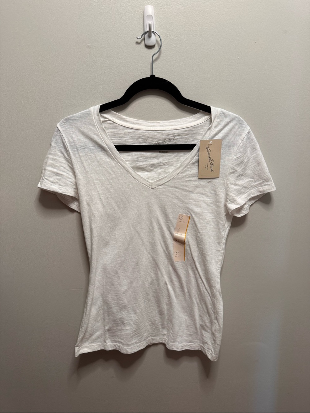 NWT Universal Thread White V-Neck Short Sleeve Tee